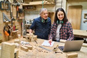 giovane apprendista al lavoro con mentor esperto