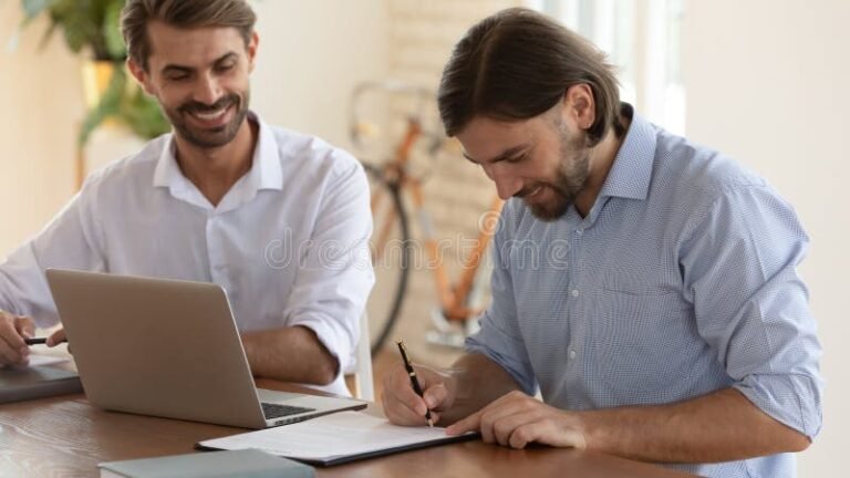 Quando Conviene Aprire La Partita IVA Per Iniziare Un'Attività 10 giovane imprenditore che firma un contratto sorridente
