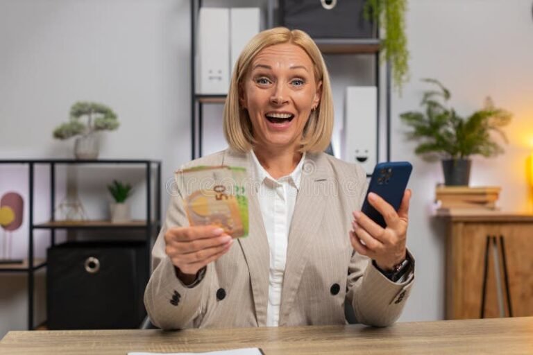 Quali Sono Le Migliori Opzioni Di Prestiti Ai Giovani Senza Busta Paga 2 giovane professionista felice con smartphone e calcolatrice