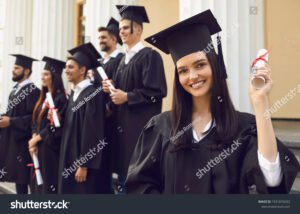 giovani laureati con diplomi e sorrisi