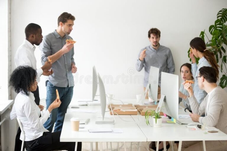 giovani professionisti italiani al lavoro in ufficio