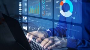 imprenditore che al computer gestisce fatture elettroniche