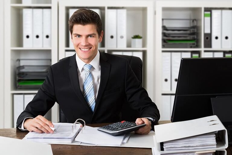 imprenditore che apre una partita iva in ufficio