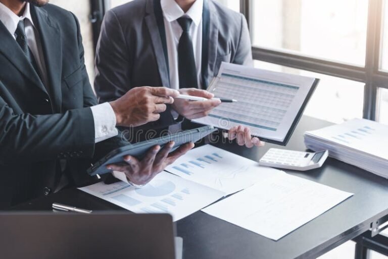 Come Investire in Una Start Up: Quali Sono i Passi da Seguire 7 imprenditori che discutono piani di investimento