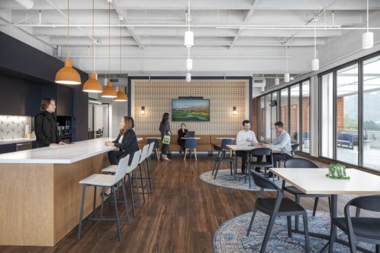 interno di un ufficio caf con impiegati