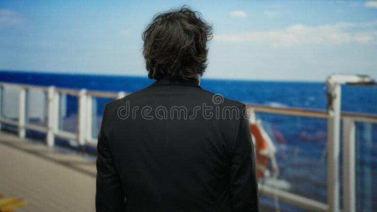 lavoratore anziano felice che guarda orizzonte