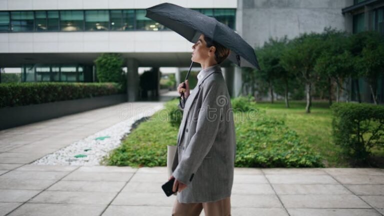 lavoratore che cammina verso il lavoro sicuro