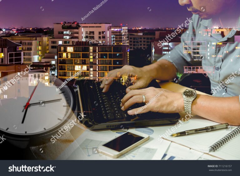 lavoratore con telefono e orologio in ufficio