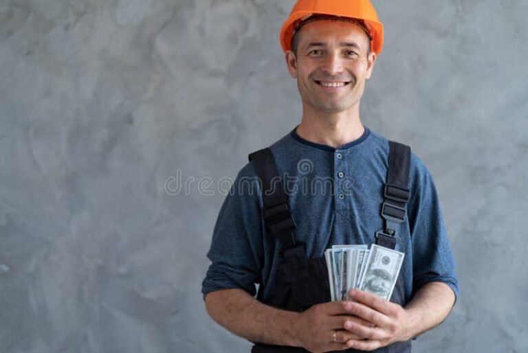 lavoratore felice mentre riceve stipendio