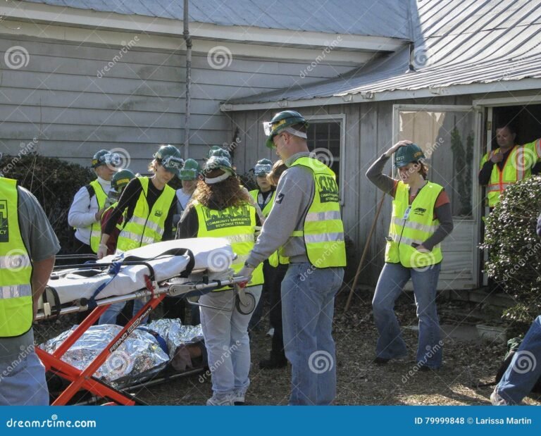 lavoratore ferito con casco e ambulanza
