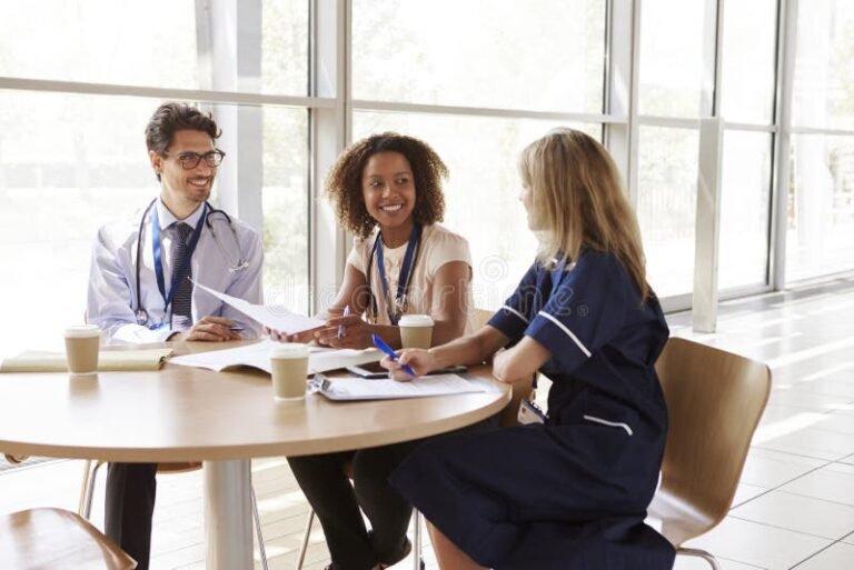 Cos’è un Fondo di Assistenza Sanitaria e Come Funziona per i Lavoratori 2 lavoratori in riunione con consulente sanitario