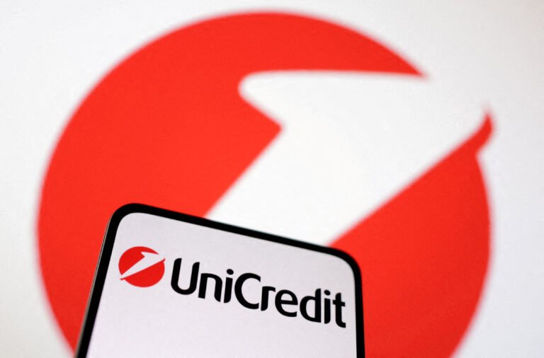 Quali Sono le Opinioni sui Fondi Amundi di UniCredit 2 logo amundi e unicredit su sfondo neutro