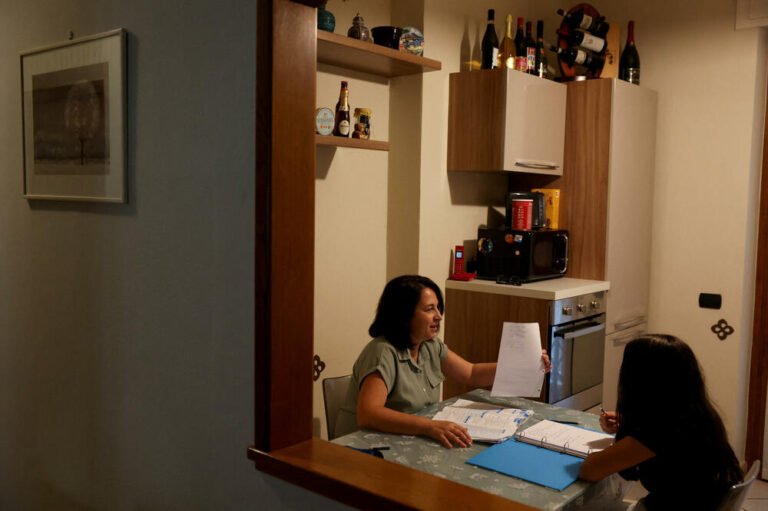 madre con bambino al lavoro ufficio italiano