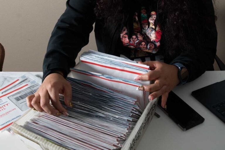 Come Si Presenta Una Denuncia Per Lavoro In Nero E Quali Sono I Rischi 4 mani che compilano un modulo denuncia lavoro nero