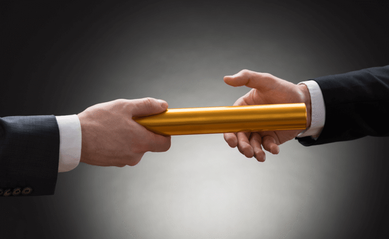 Che Significa Quando La Banca Ha Ceduto Il Mio Debito A Terzi 8 mani che passano una pila di documenti