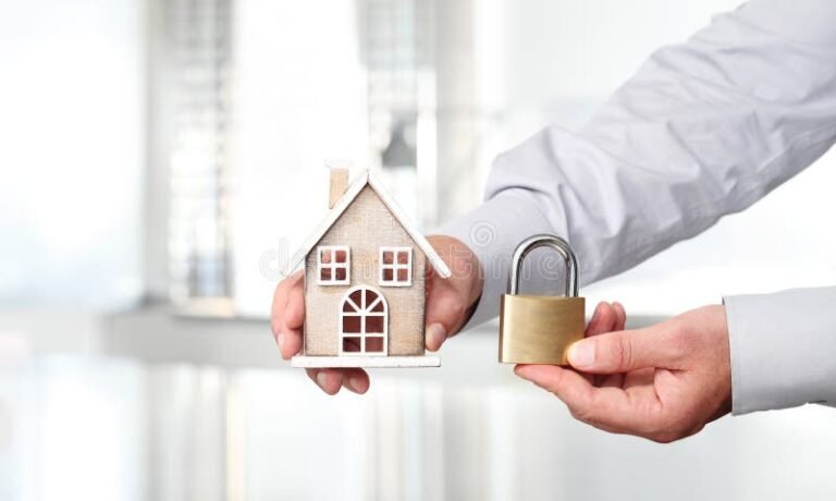 Come Conviene Investire in Polizze Vita per Proteggere il Tuo Futuro 2 mani che proteggono una casa con lucchetto