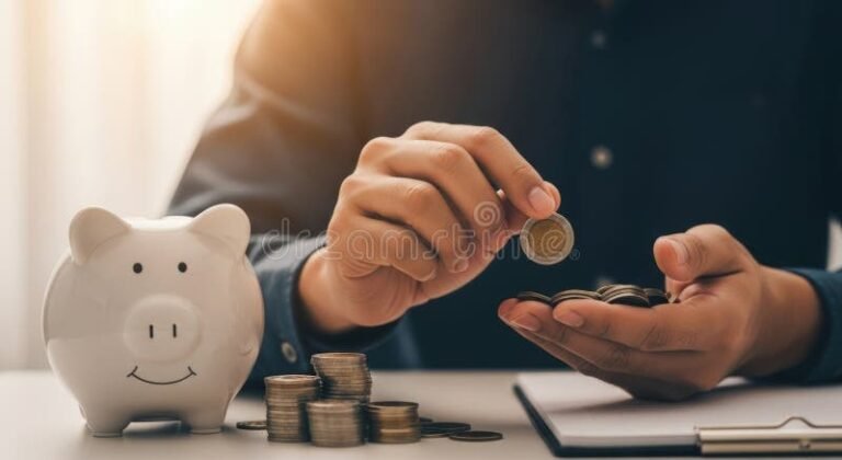 Come Recuperare Contributi Non Versati Per Pensione O Previdenza 11 mani che recuperano monete in un salvadanaio