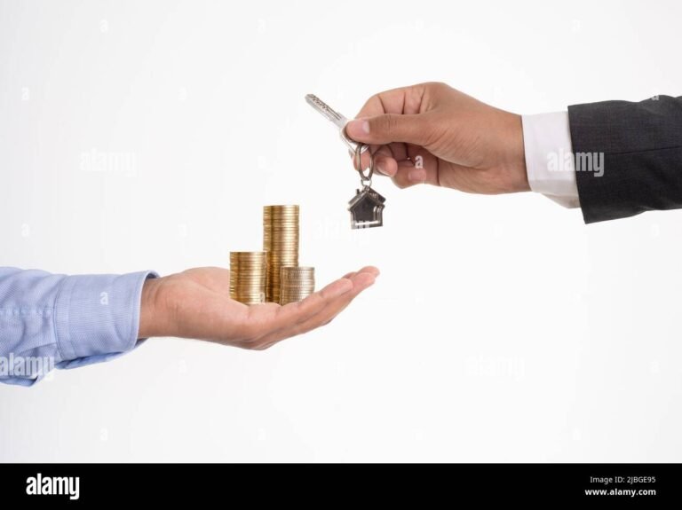 mani che scambiano chiavi e denaro