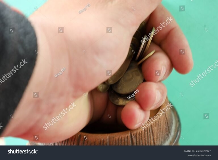 mani che versano monete in un salvadanaio