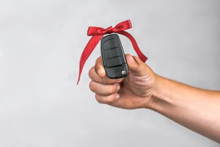 mano che consegna chiavi auto nuova brillante