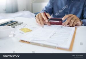 mano che controlla estratto conto carta credito