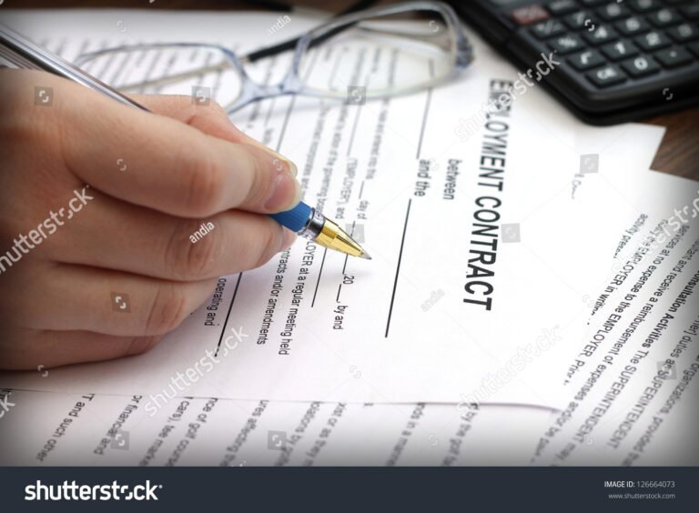 mano che firma un contratto di lavoro