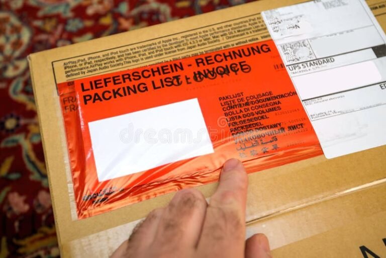 mano che indica una busta paga dettagliata