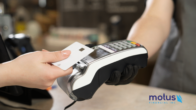 mano che inserisce carta ricaricabile in pos