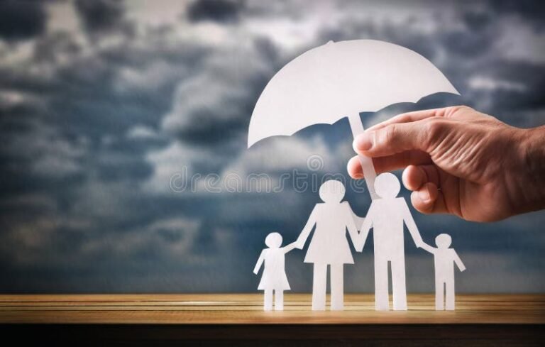 mano che protegge una famiglia con ombrello