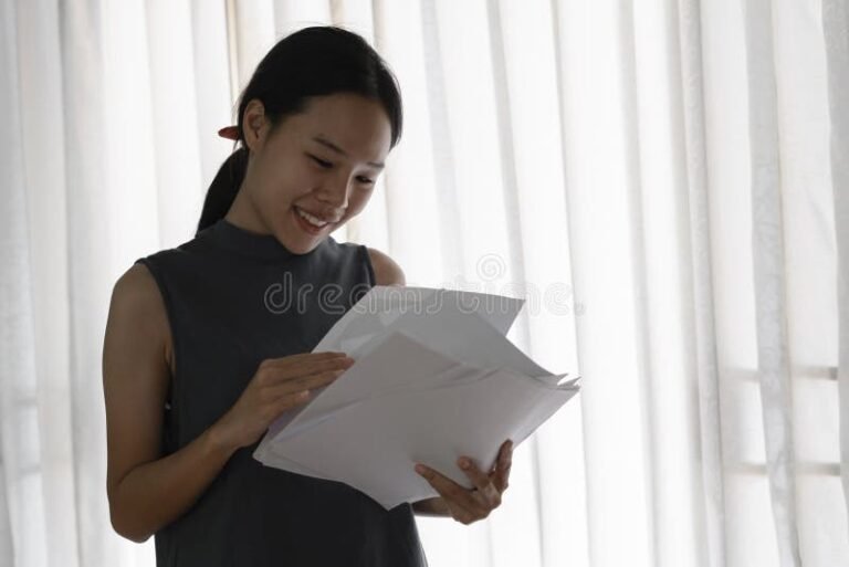 mano che tiene un documento ufficiale sorridente