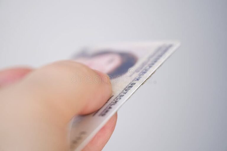 mano che tiene una tessera identificativa europea