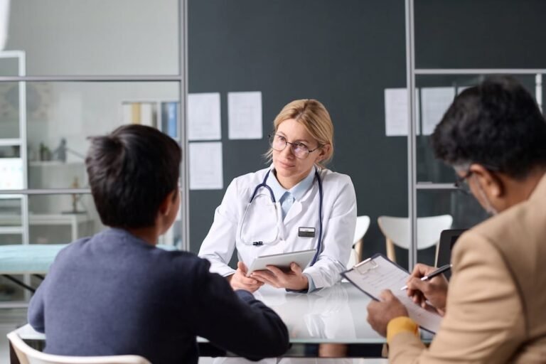 medico che visita un dipendente in azienda