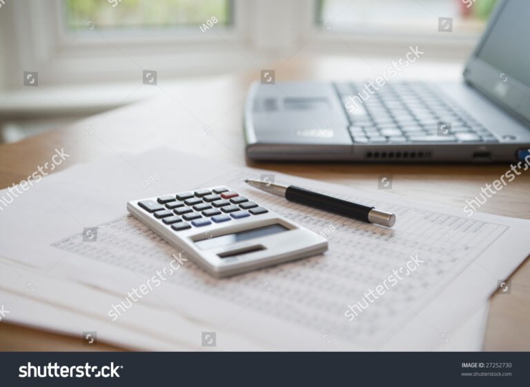 modello unico penna e calcolatrice su scrivania