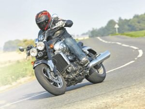 moto in sosta con casco e assicurazione