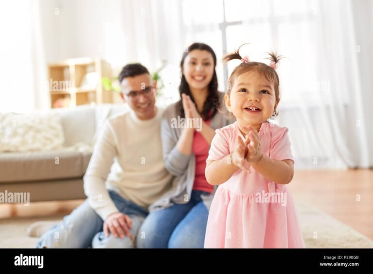 Come Richiedere L'Assegno Di Maternità Dal Comune In Italia 8 neonata con genitori felici a casa