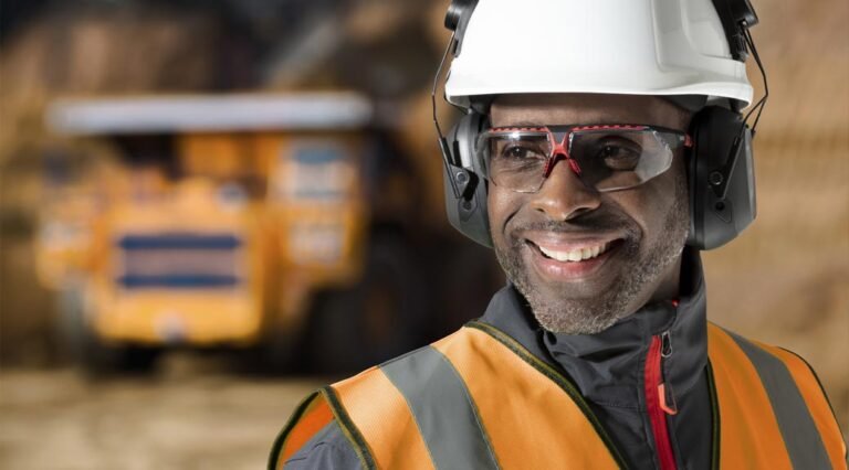 operai con caschi e dispositivi di sicurezza 1