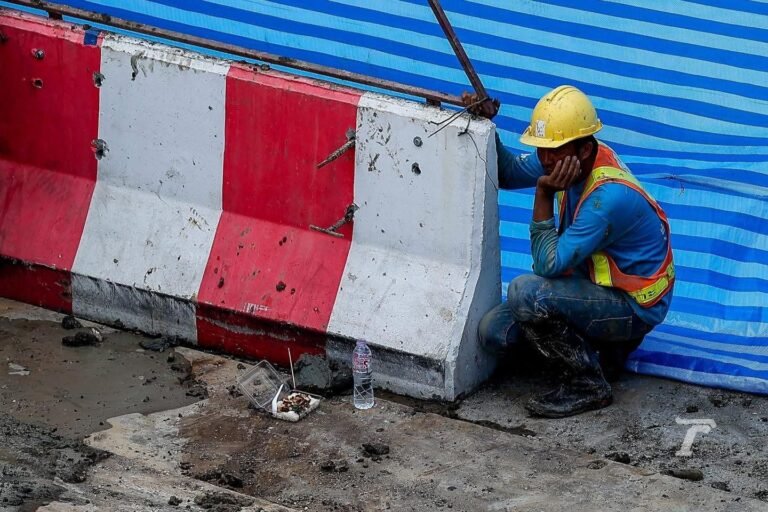 operaio con casco e sbarra cantiere incidente