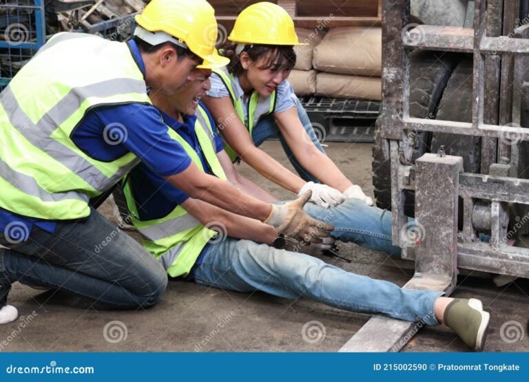 Come Funziona l'Infortunio Sul Lavoro e Quali Sono i Diritti 2 operaio con casco in cantiere infortunato