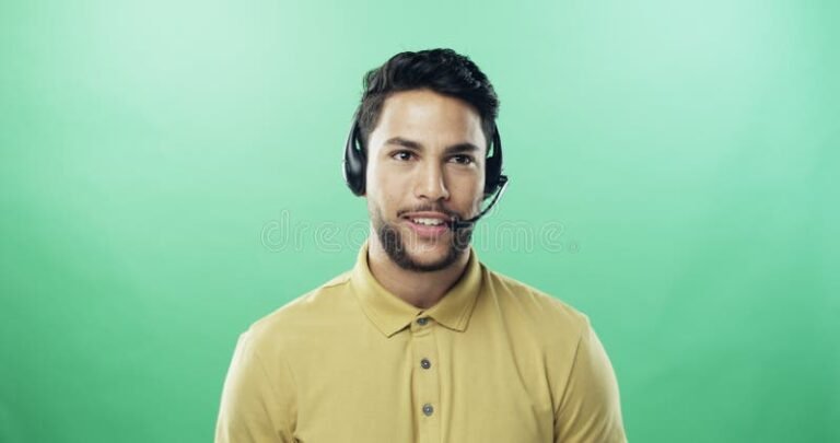 operatore al call center con cuffie verdi