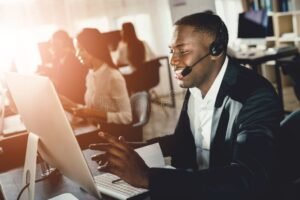 operatori call center al lavoro con cuffie
