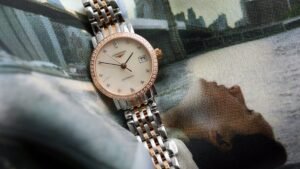 orologi longines in oro elegante su sfondo neutro