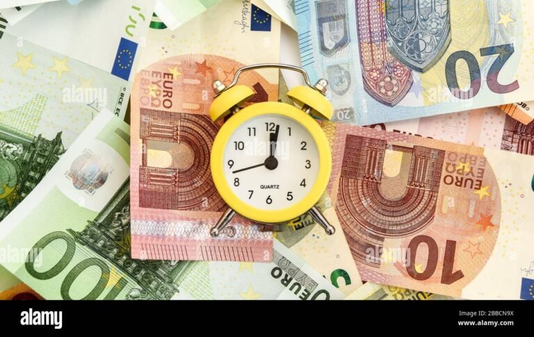 orologio con banconote e carta bancaria