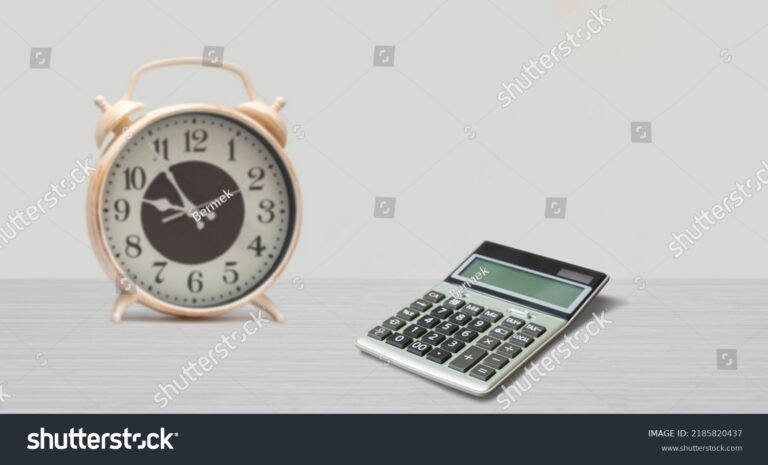 orologio e calcolatrice su tavolo da lavoro