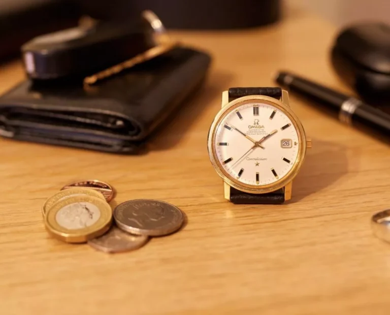 orologio omega oro autentico su sfondo elegante