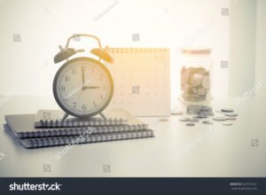 orologio vintage su calendario con monete