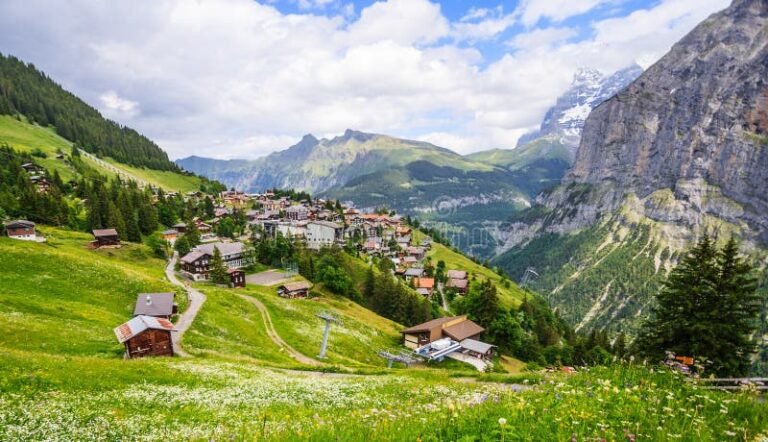 Cosa Fare e Vedere a St Leonhard in Passeier Durante Una Vacanza 9 paesaggio montano con villaggio alpino pittoresco