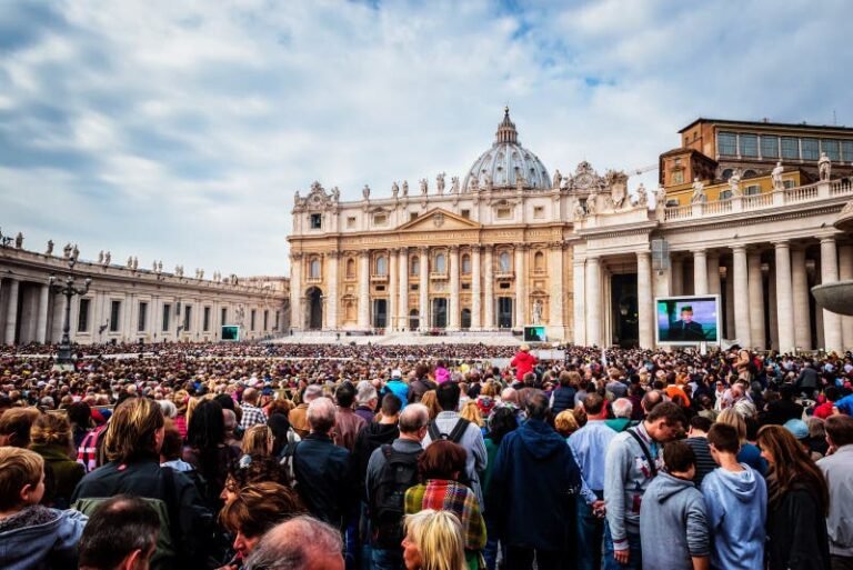 pellegrini in fila davanti a san pietro