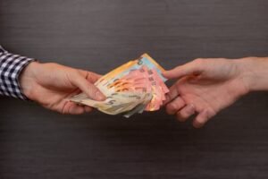 pensionato felice che riceve busta paga