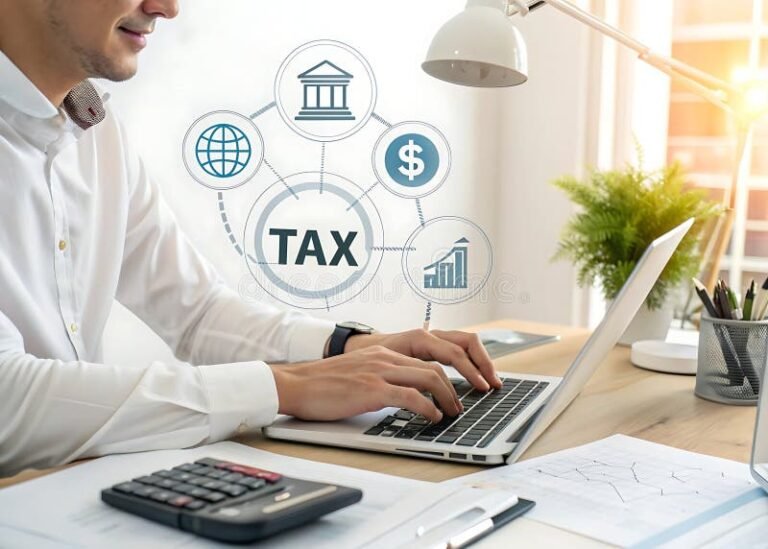 persona al computer con documenti fiscali e calcolatrice