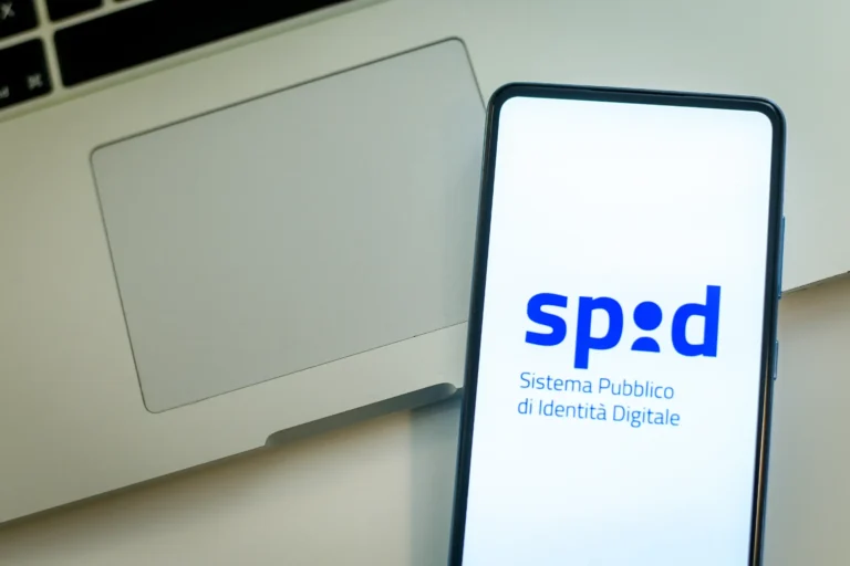 persona che accede a servizi online con spid